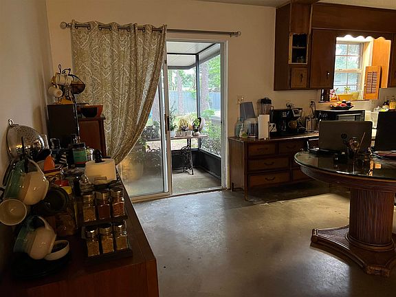 4th image of 187 Camelia St