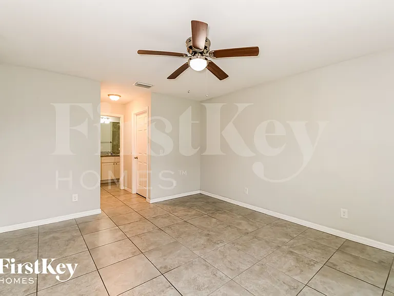 912 SW Trafalgar Pkwy — Photo 9