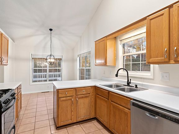3rd image of 832 Hillary Ct