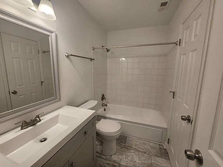 4900 Spring Lake Dr #D — Photo 8