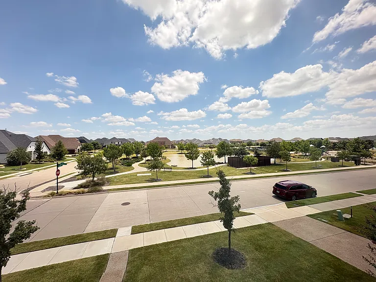 1451 Maplewood Dr — Photo 35