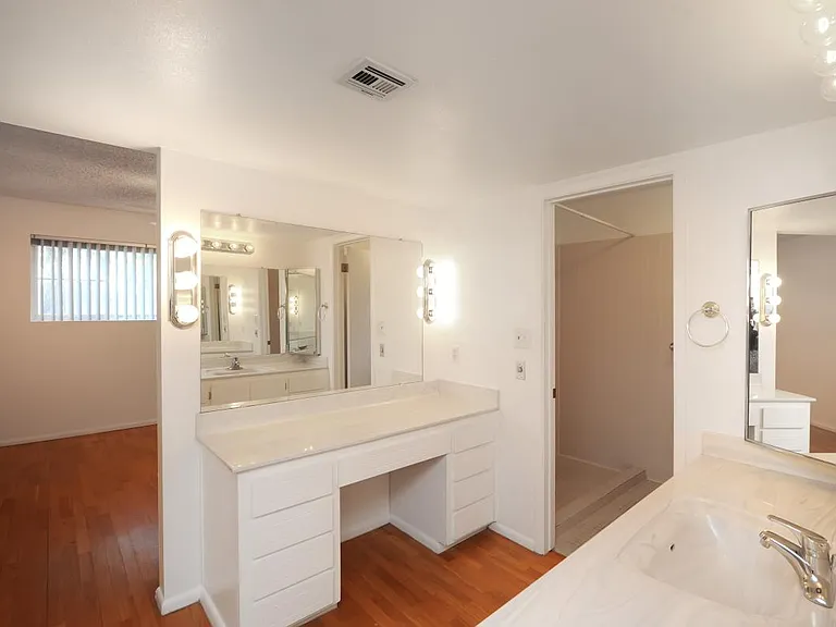 2405 E Huntington Dr — Photo 26