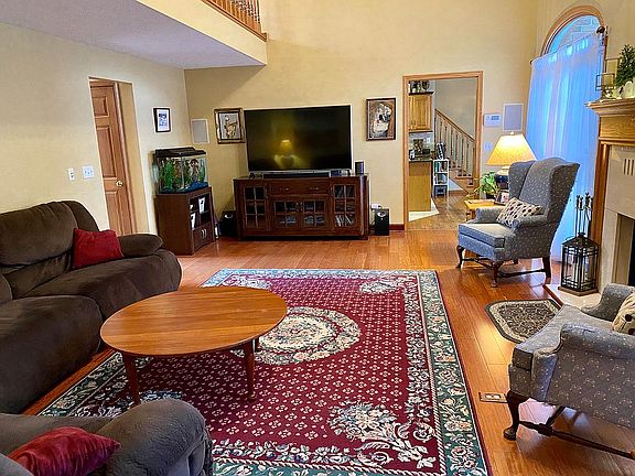 4th image of 1140 Surrey Cir