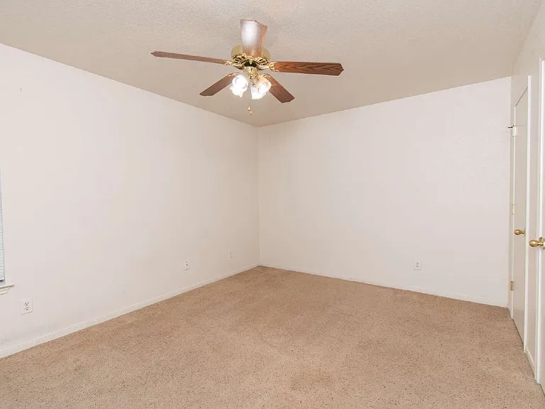 609 Bermuda #A — Photo 13