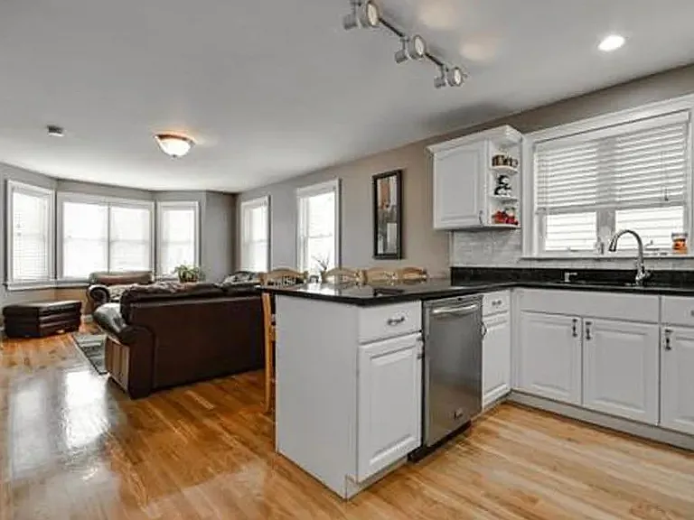 734 E 6th Street — Photo 3