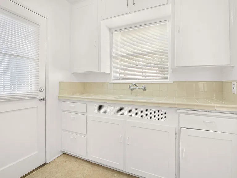 2723 E 8th St #B — Photo 8