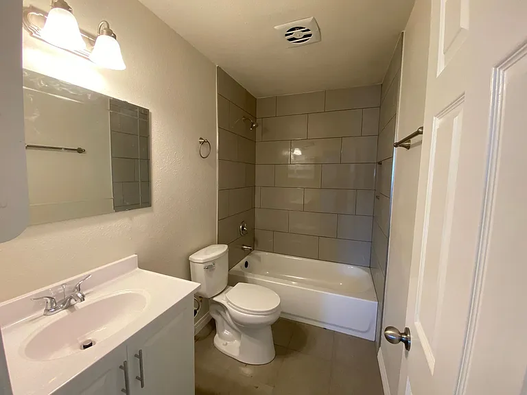1047 W 8th St — Photo 7
