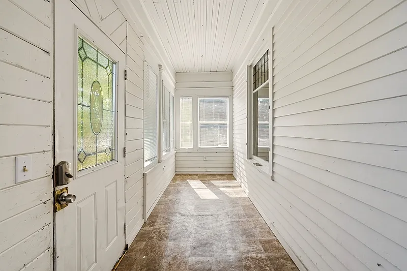 4 bed, 1.0 bath, 2371 sqft, $2,000 — Photo 4