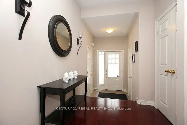 16 Thatcher Cres — Photo 2