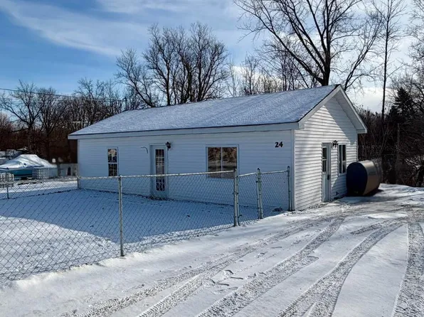 24 Moore St, Champlain, NY 12919