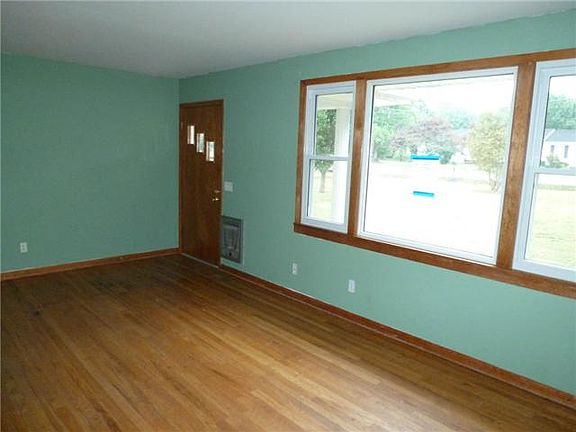 3rd image of 216 Woodland Dr