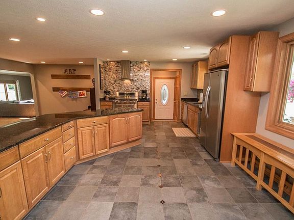 3rd image of 8521 Fox Hollow Dr