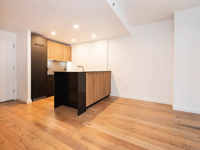 411 35th St #2R — Photo 11