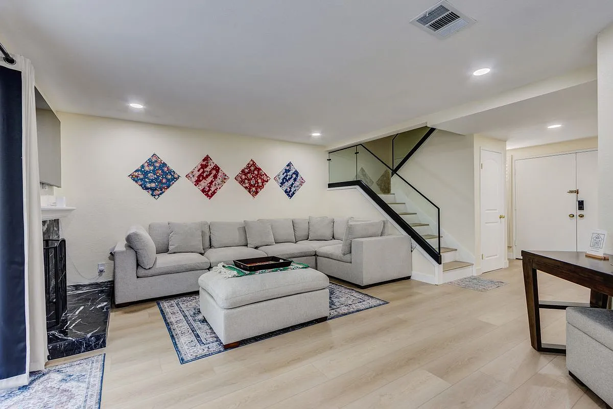 4 bed, 3.0 bath, 1578 sqft, $5,800 — Photo 1