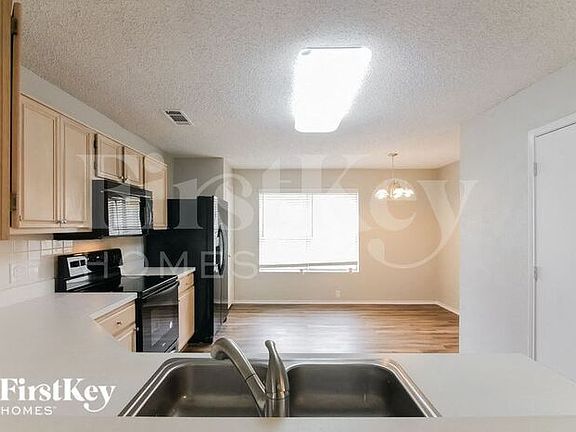 5th image of 878 San Jacinto Dr
