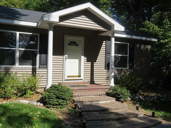 2nd image of 230 Lakeview Trl