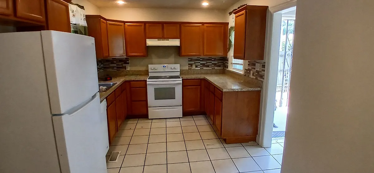 Kitchen - stove, dishwasher, fridge - 425 Park View Ave