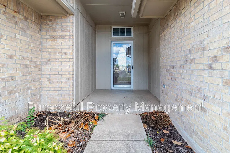 3 bed, 2.0 bath, 1456 sqft, $1,700 — Photo 4