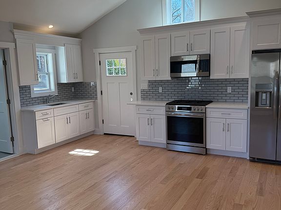 5th image of 41 Hillside Ave