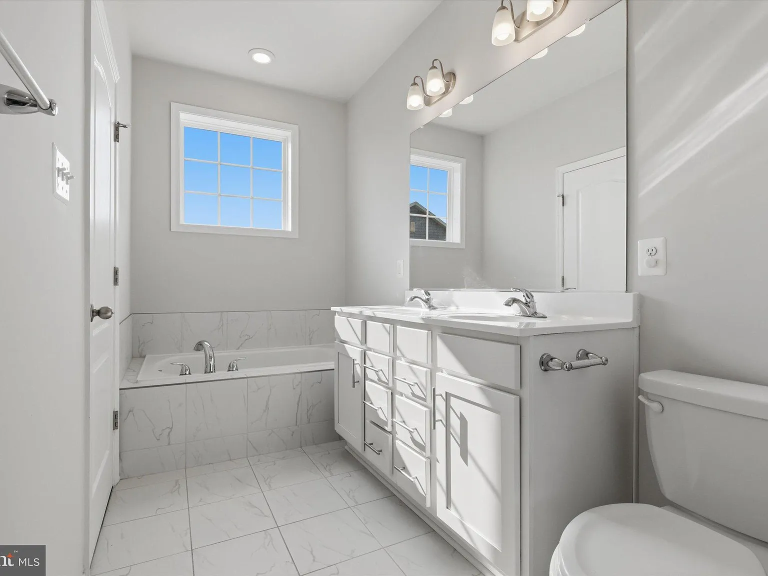 4 bed, 3.5 bath, 2160 sqft, $2,800 — Photo 4