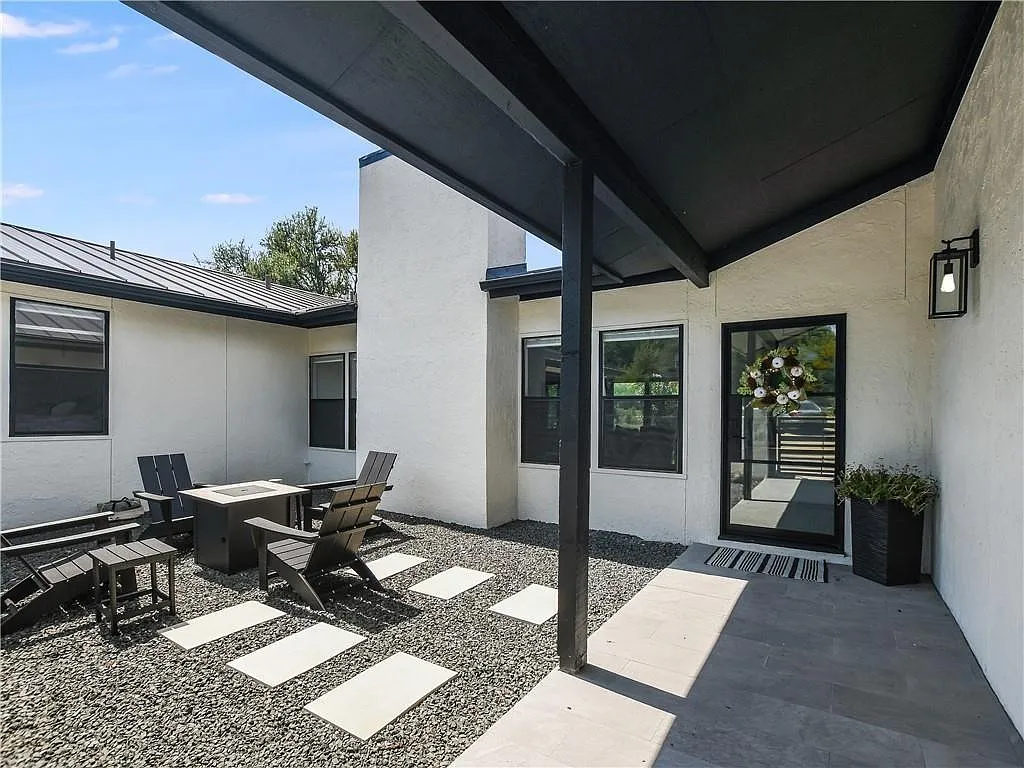3 bed, 2.0 bath, 2097 sqft, $4,200 — Photo 2