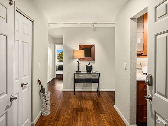 4th image of 2565 Dexter Avenue N #204