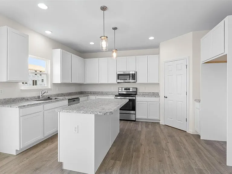 414 Sweetgrass Dr — Photo 2