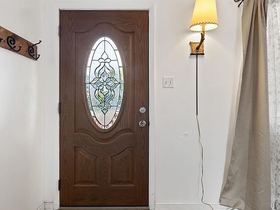 4th image of 386 Crestview Dr