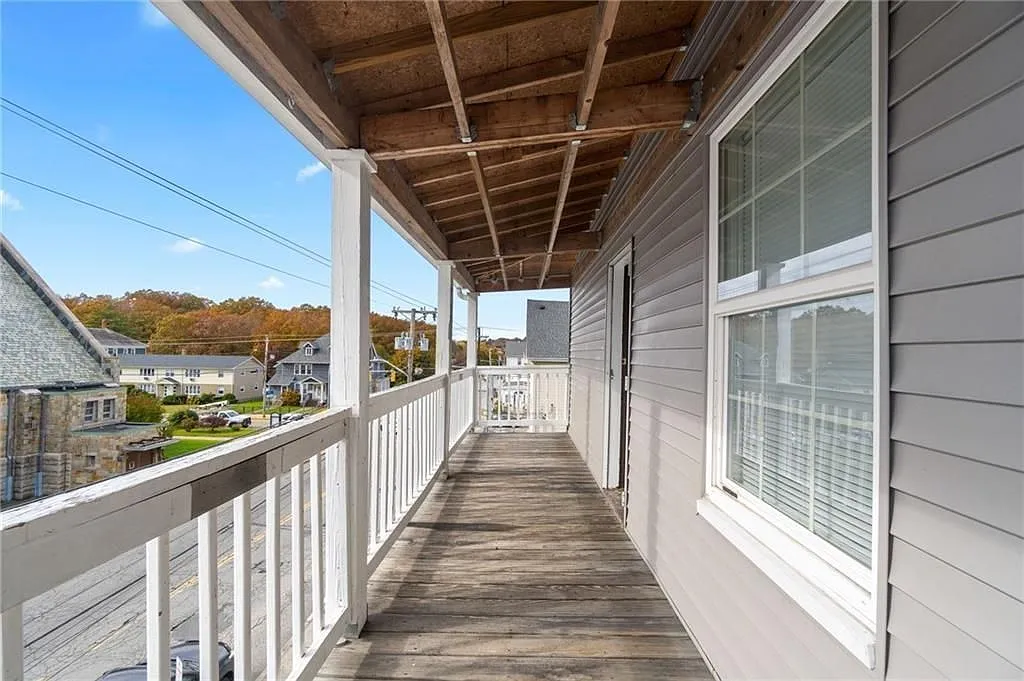 3 bed, 1.0 bath, 1102 sqft, $2,000 — Photo 2