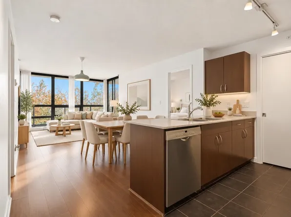 933 Hornby St #304, Vancouver, BC V6Z 3G4