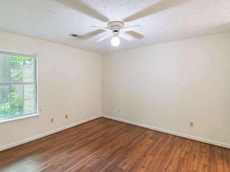 5640 Waterford Ct — Photo 10