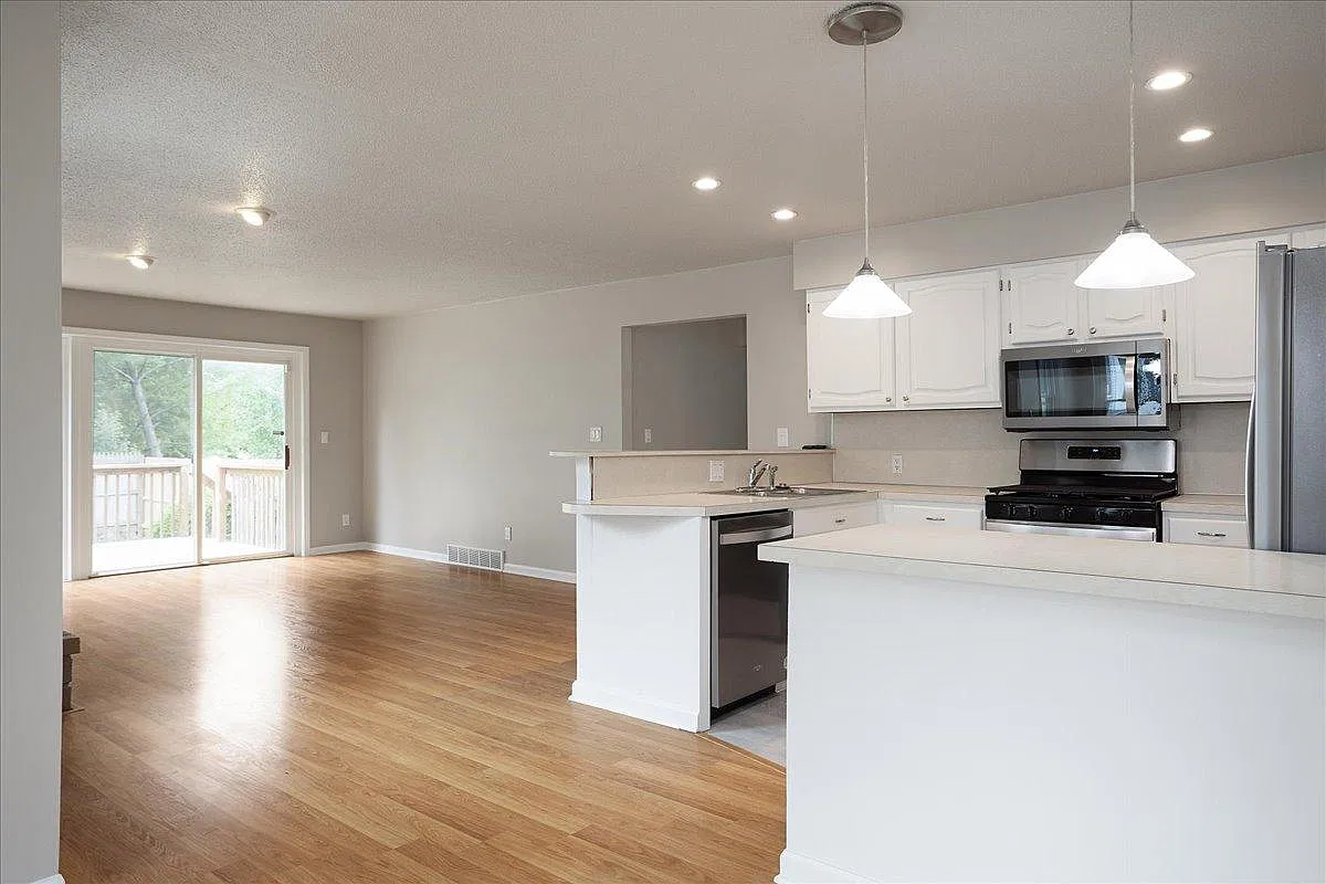 4 bed, 2800 sqft, $3,500 — Photo 3