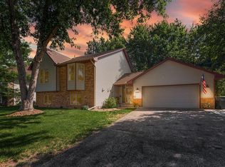 2086 Amy Cir, North Saint Paul, MN 55109