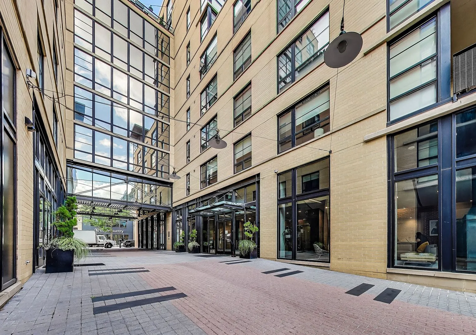 Beautiful updated 2bd/2ba condo in bustling 14th St Corridor — Photo 2