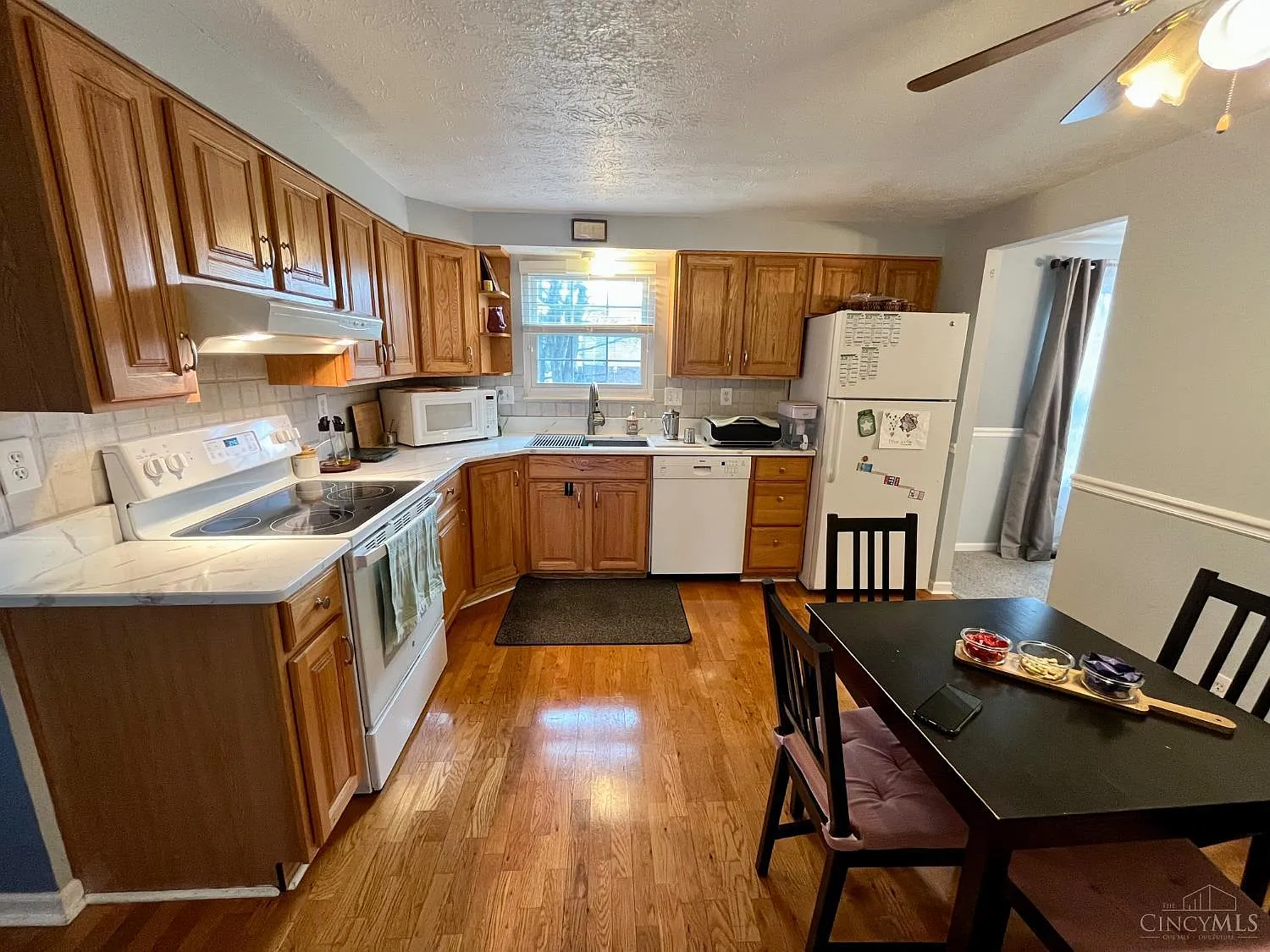 4 bed, 2102 sqft, $3,200 — Photo 3