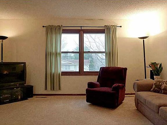 4th image of 50 Bayberry Ln