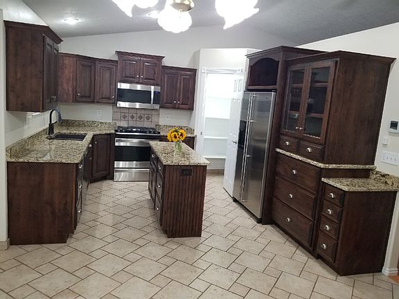Beautiful kitchen & pantry