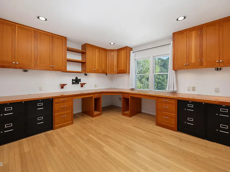 900 E Glenoaks Blvd — Photo 8