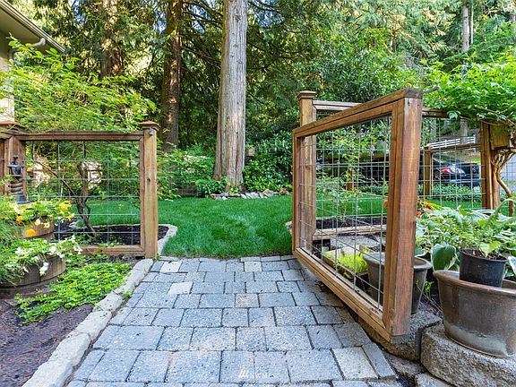 Fully fenced front yard>