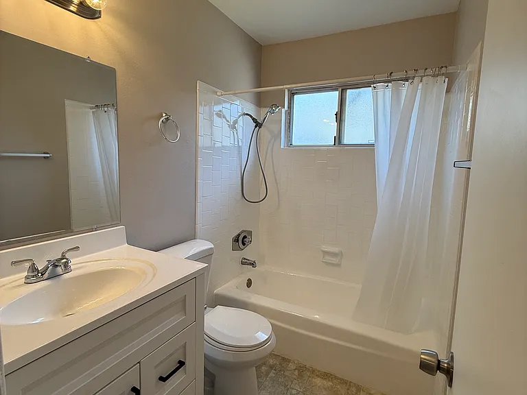 1026 Grover Ave #1 — Photo 7