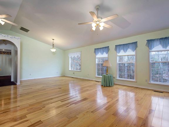 2nd image of 307 Austin Pl
