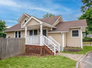 28 Woodlawn Ave, Ronkonkoma, NY 11779