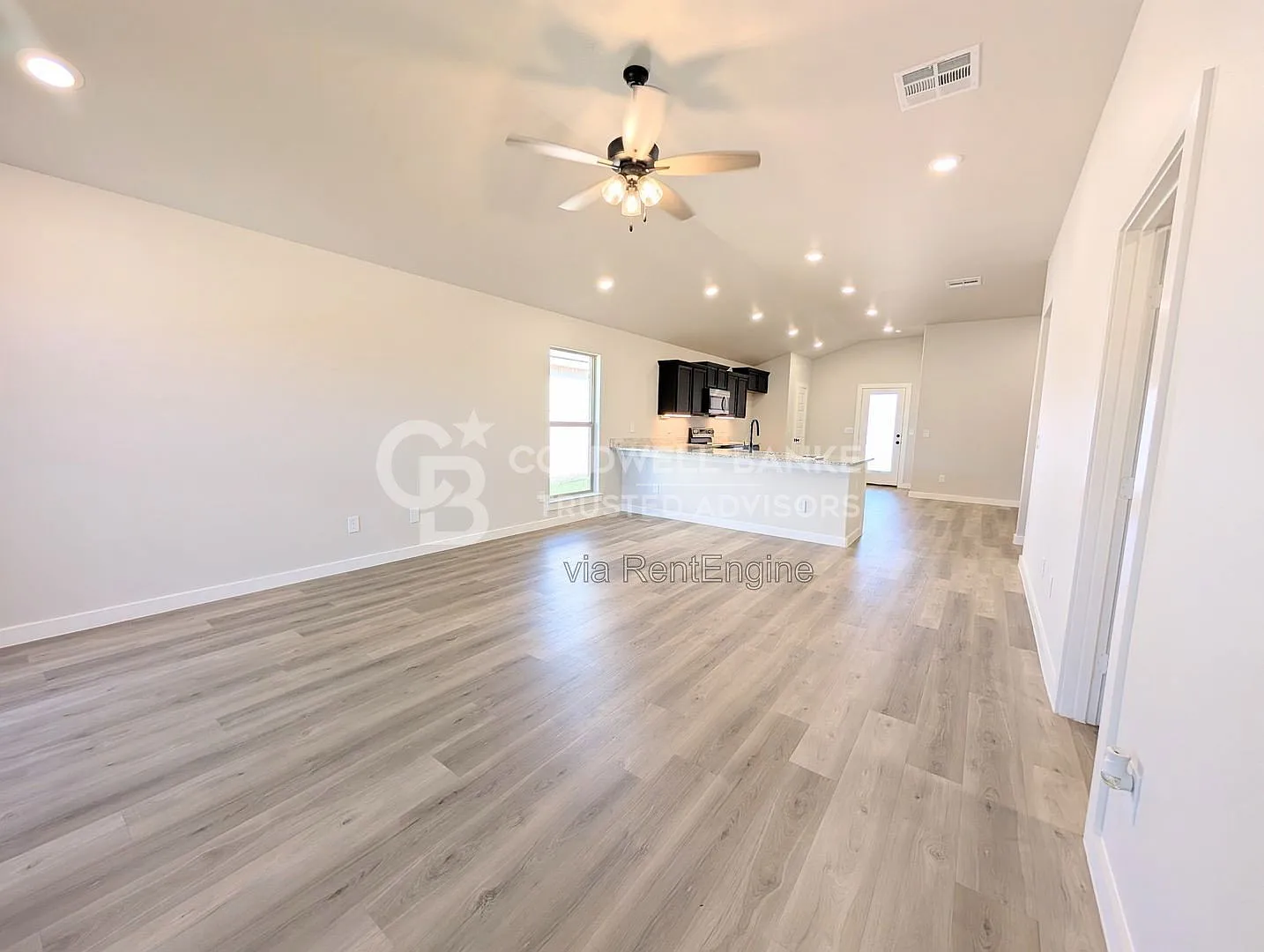 3 bed, 2.0 bath, 1550 sqft, $1,575 — Photo 2