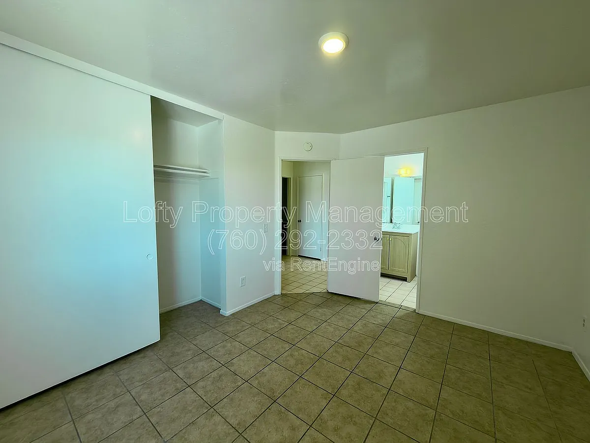 Building Photo - 5260 Rex Ave #5