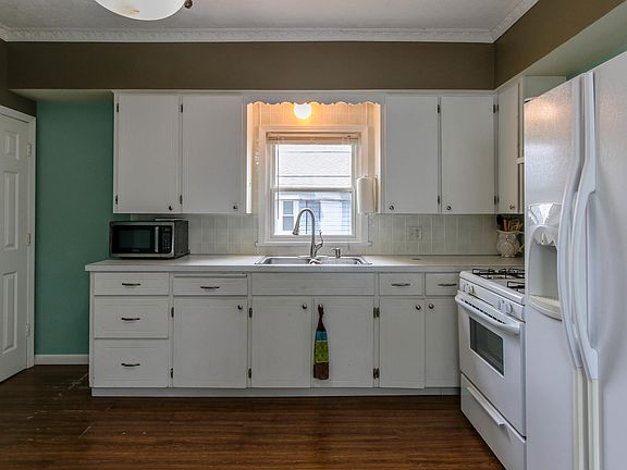 3rd image of 179 W 20th St