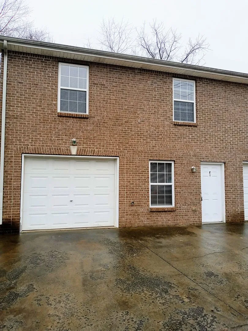 Spacious 3 Bed Townhome — Photo 1