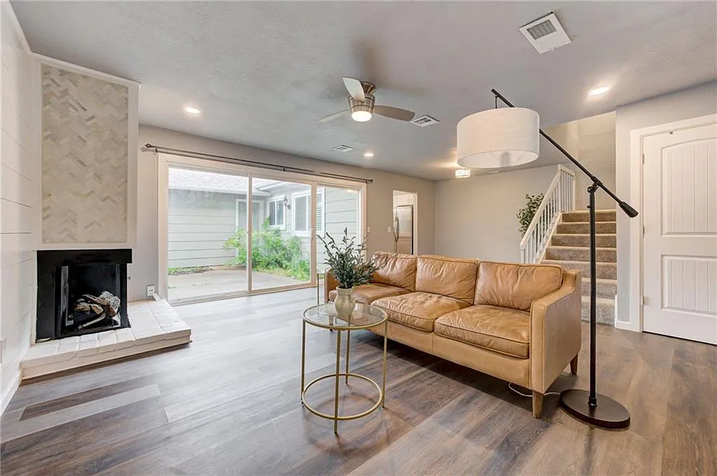 3 bed, 1353 sqft, $1,695 — Photo 2
