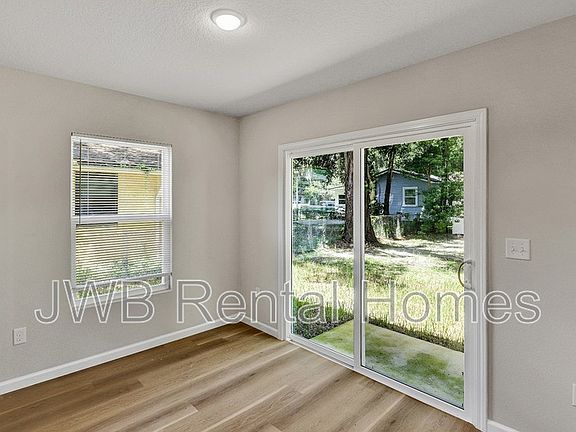 3rd image of 2047 Prospect St
