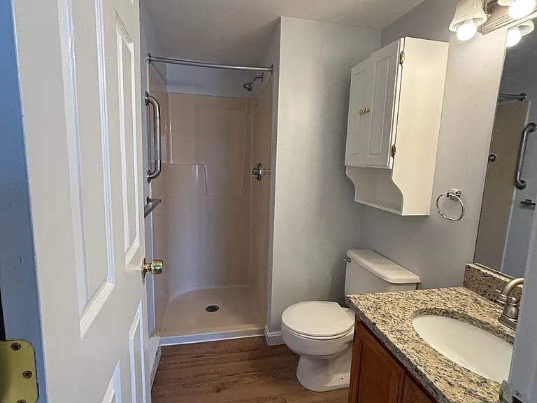 Unit 410 - Primary bedroom bathroom