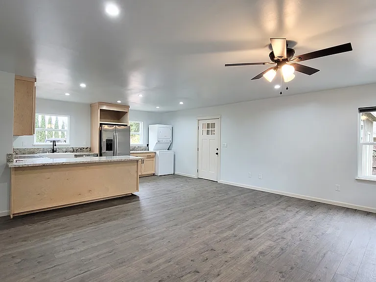 380 W Lassen Ave — Photo 2